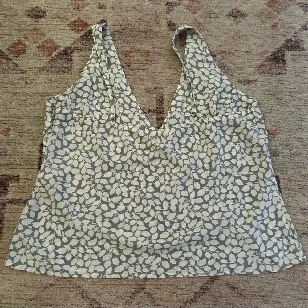 Abercrombie and Fitch •White and blue leaf print tank top size medium - Picture 6 of 12